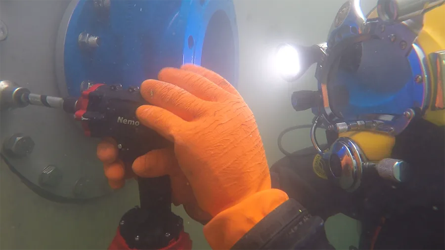 Berufstaucher arbeitet mit einem Nemo Werkzeug an einer Unterwasserverbindung